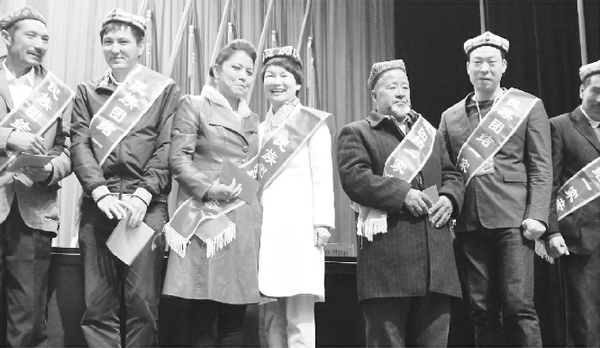 2016年11月13日，新疆维吾尔自治区工商联召开民营企业“千企帮千村”精准扶贫暨“民族团结一家亲”活动和田现场推进会?；嵘?，11位企业家代表与贫困户现场开展了结对认亲活动。