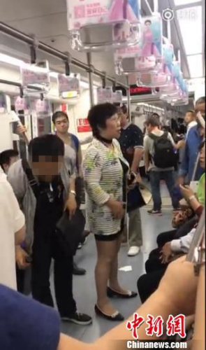 正当上海阿姨指责其不应随地吐痰时，该男子转过头又往地上吐了口痰。视频截图