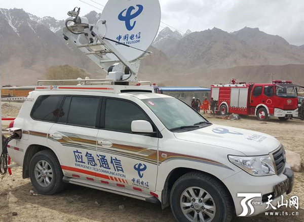 工作人员正在组织应急救援通信保障工作。（由新疆通信管理局提供）