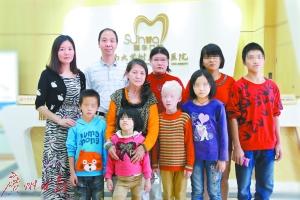 张菲和她的孩子们。