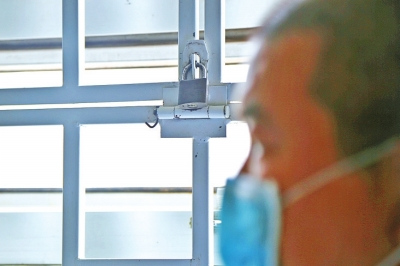 行走在病区里，每一道门都需要上锁。　