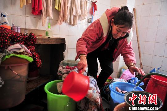 张菲在家中的日常生活?！⌒そ?摄