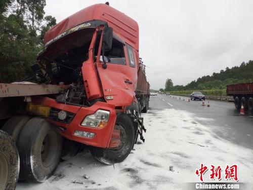 图为事故现场?！∨撕榻?摄