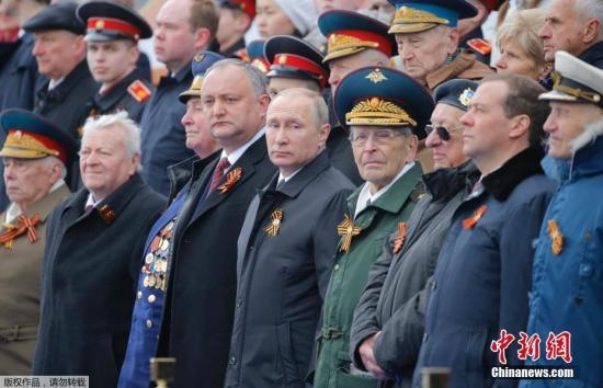 资料图：当地时间5月9日，俄罗斯在首都莫斯科举行盛大阅兵式庆祝卫国战争胜利72周年。图为俄罗斯总统普京等观看阅兵式。