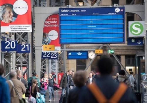 德国铁路的电脑系统遭黑客攻击后铁道服务局部瘫痪，在法兰克福的一个火车站里，电子信息屏幕上的班次信息不见了。