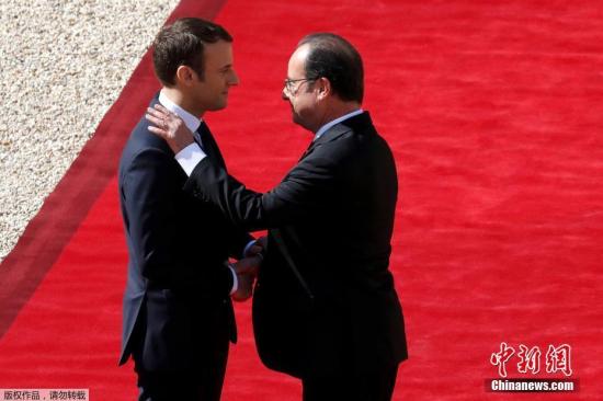 当选总统马克龙（右）在权力交接仪式后送别卸任总统奥朗德。