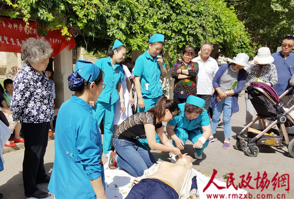 护理人员为居民演示心肺复苏步骤。