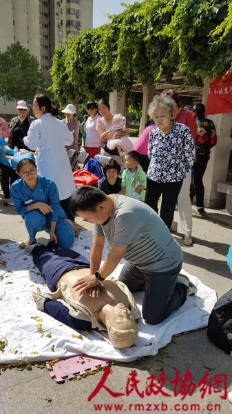 居民现场体验心肺复苏过程。