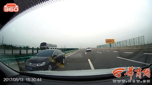 司机高速超车道上逆行57公里疑似毒驾 已弃车逃离