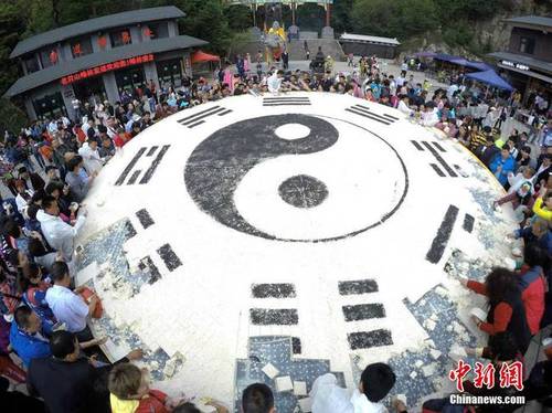 5吨重"巨无霸"豆腐亮相洛阳老君山 1小时被吃光(图)