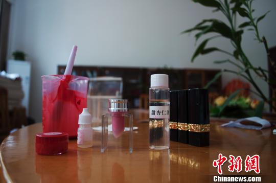 13日，高媛展示制作“可食用”口红的制作材料?！×跏绗B 摄