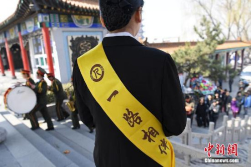 资料图：殡葬礼仪师正在工作。 武俊杰 摄