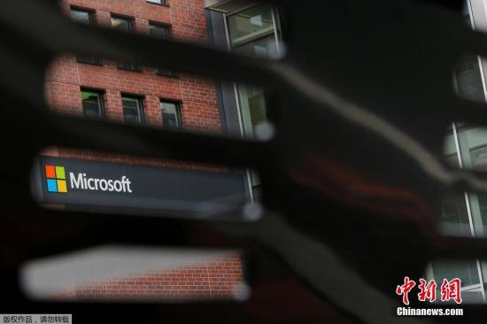 黑客利用美国国家安全局网络武器库泄漏的一个黑客工具制作了恶意勒索软件。虽然微软在该黑客工具被曝光之前一个月就发布了安全补丁，但仍有大量用户未安装补丁。事发后，微软高层谴责美国政府囤积电脑病毒武器，一旦发生泄露，便在全球范围造成严重威胁。如果国安局在发现“视窗”的安全漏洞时就向微软披露，而不是据此开发黑客工具，那么这次大规模网络攻击可能就不会发生。图为当地时间2017年5月15日，美国坎布里奇，微软公司办公室。