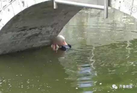 小伙失恋跳河自杀淹不死