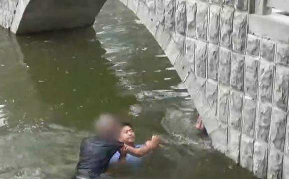 小伙失恋跳河自杀淹不死2
