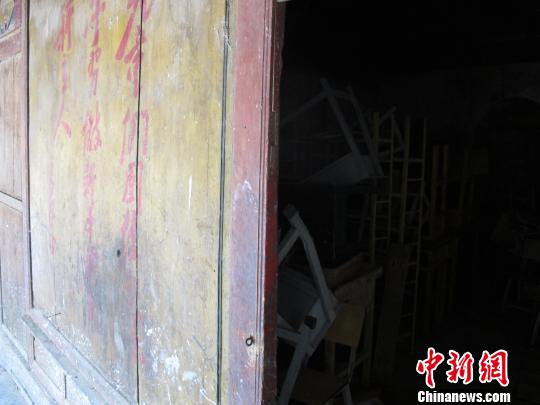 报国寺内存放的桌椅?！≌诺?摄