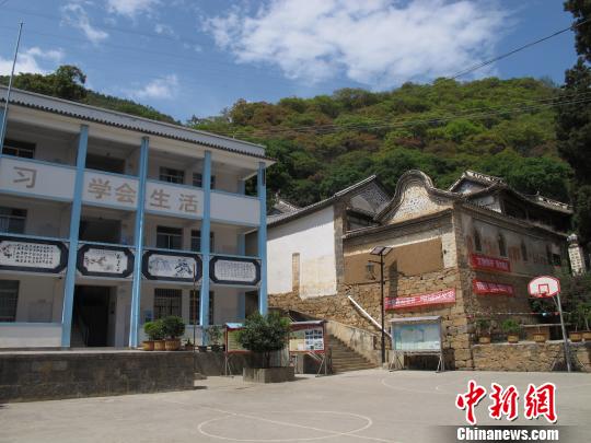 第二代校舍(左)与第一代校舍(右)并排而居?！≌诺?摄