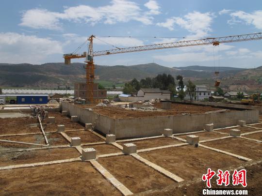 正在建设中的萂村完小第三代校舍?！≌诺?摄