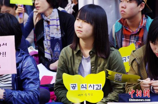 当地时间10月8日，部分韩国的日军慰安妇受害者及人权问题声援团体“挺身队问题对策协议会”在日本驻韩国大使馆前静坐抗议，要求日本政府反省历史并对二战期间日本军队强征慰安妇行为作出正式道歉。韩国的慰安妇受害者及人权团体每周三都会在这里举行抗议活动，很多市民和学生也加入其中，被称为“周三集会”。<a target='_blank' href='http://www.chinanews.com/'>中新社</a>发 贾天勇 摄