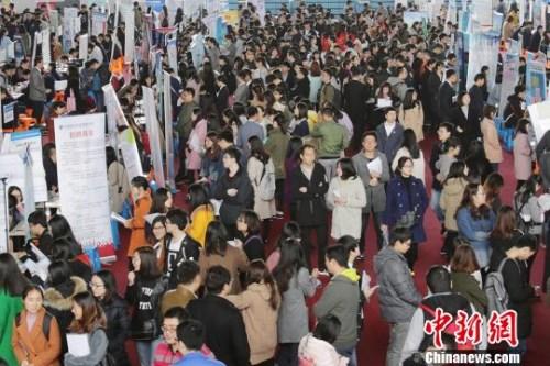 资料图：图为南京一处招聘会现场，大批应届毕业生前来咨询洽谈心仪的工作。崔嘉跃 摄