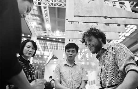 5月12日，来自立陶宛的维陶塔斯·克拉斯尼茨卡（右一）介绍自己带来的项目。第十三届中国（深圳）国际文化产业博览交易会特设“一带一路”国际馆，展览面积7500平方米，该馆依托丝绸之路沿线的文化资源，展示文化交流、商贸沟通的历史成果。    新华社发