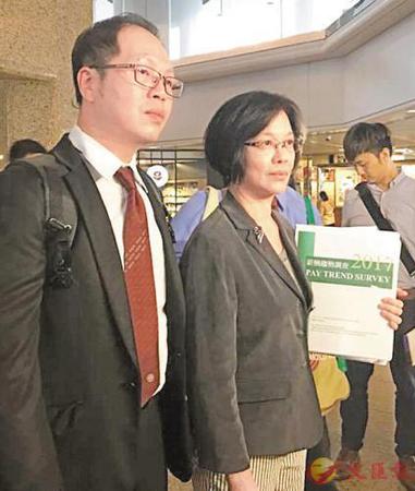 利葵燕(右)形容，递增薪额数字被扭曲。 图片来源：香港《文汇报》