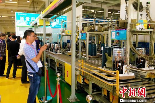 侨商在安徽省肥西县考察交流，寻找合作机遇?！≌徘?摄