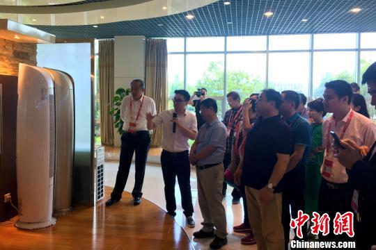 侨商在安徽省肥西县考察交流，寻找合作机遇?！≌徘?摄