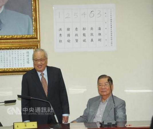 国民党主席选举监察委员会4月21日在中央党部举行党主席选举号次抽签，召集人许水德(左)主持，并宣告抽签结果。 “中央社”图