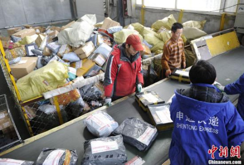 资料图：长春市一家快递公司中转站的工作人员正在忙碌。张瑶 摄