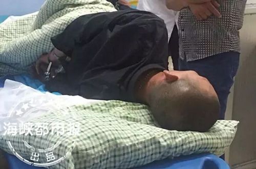 男子持长剑袭击过路行人 警察果断开枪击将其制服