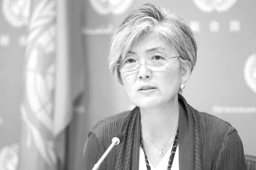 代表联合国发言的康京和。