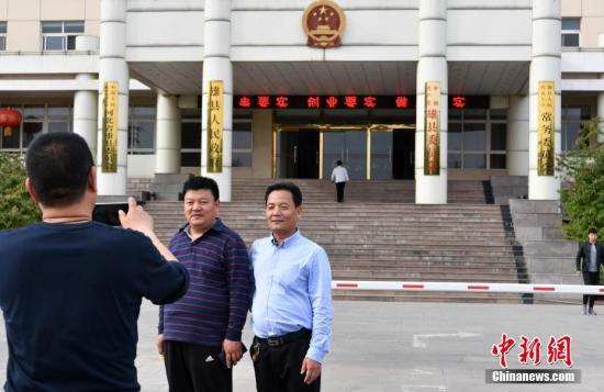 河北雄县人民政府门口，市民拍照留念。 <a target='_blank' href='http://www.chinanews.com/'>中新社</a>记者 翟羽佳 摄