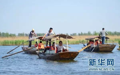 游客在雄安新区安新县白洋淀景区乘船游览(4月29日摄)。新华社记者 朱旭东 摄