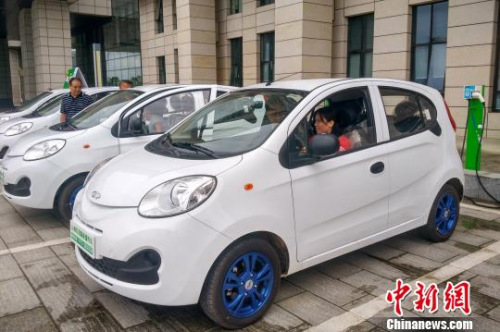  图为市民体验共享汽车?！≌粤章?摄