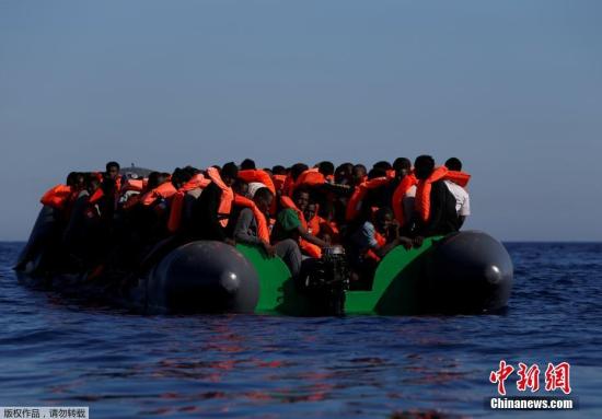 当地时间2017年4月14日，利比亚Zawiya附近海域，移民从乘坐的橡皮艇落水后浮在水面上，非政府组织移民海上援助站救助移民，134名移民全部获救。
