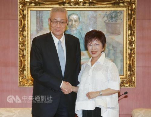 国民党主席当选人、前台湾地区副领导人吴敦义(左)23日至国民党中央党部，拜访现任国民党主席洪秀柱(右)，双方握手致意。图片来源：台湾“中央社” 