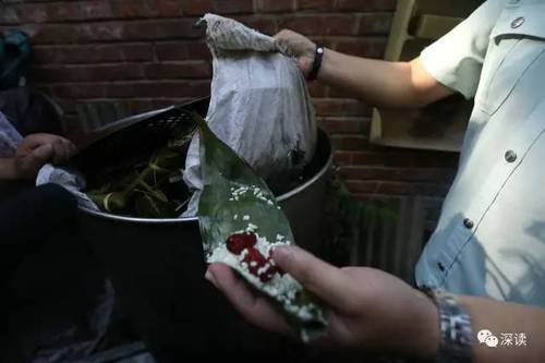 揭秘黑作坊粽子:豆沙长满白毛 馅里还有小肉虫