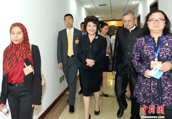 2017年5月23日，中国国务院侨办主任裘援平（中）在北京会见东部非洲中国和平统一促进会访问团。 中新社记者 张勤 摄