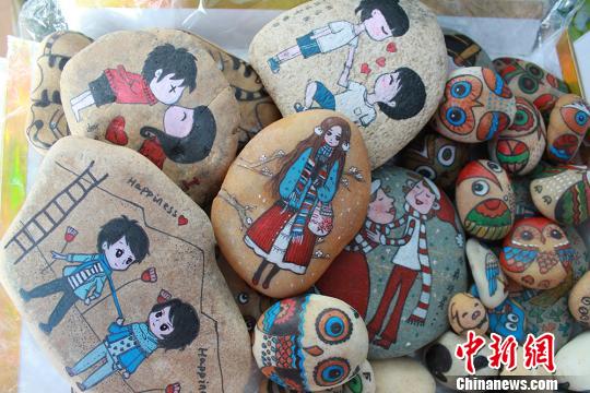 图为绘制好的石头画。　杨东东 摄