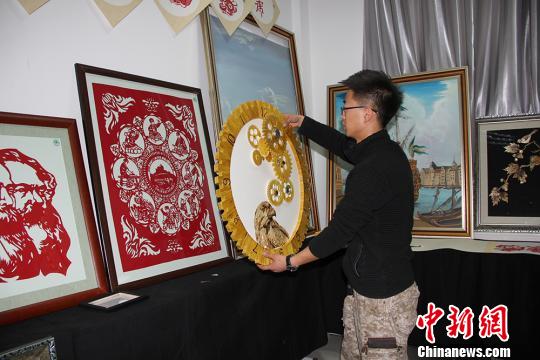 图为魏康龙新制作的“表”。　杨东东 摄