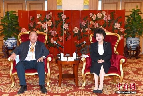 中国侨网5月23日，中国国务院侨办主任裘援平在北京会见美国安良工商会访问团。 中新社记者 张勤 摄