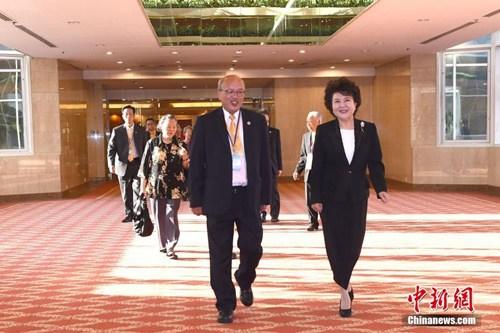 中国侨网5月23日，中国国务院侨办主任裘援平在北京会见美国安良工商会访问团。 中新社记者 张勤 摄