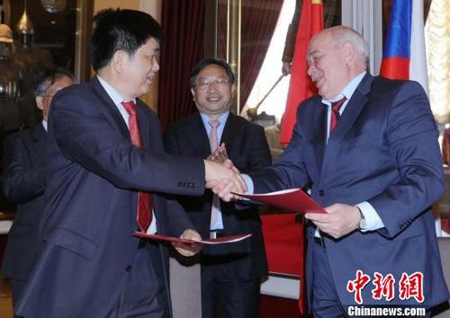 中国侨网当地时间5月23日，中国湖北宣传文化交流团与俄方“救世主塔楼”军乐节组委会在克里姆林宫就湖北参加军乐节一事举行会晤。期间，双方签署了“参加‘救世主塔楼’国际军乐节”协议?！⊥跣蘧∩? style=