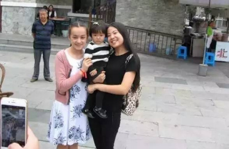 今年是第三届比赛，冠军是下图左边的这位小姑娘，她的夺冠时间是6天。（图片来源：海外网）0