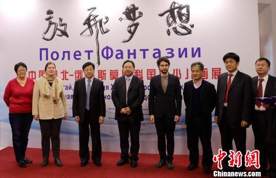 中国侨网当地时间5月22日，“放飞梦想——中国湖北?俄罗斯莫斯科国际少儿画展”在莫斯科尚斯书店举办。中共湖北省委宣传部副部长郭忠（左四）等人出席了画展开幕式?！⊥跣蘧∩? style=