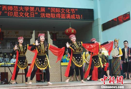 印尼学生表演东爪哇省传统歌舞表演?！√泼蜗?摄