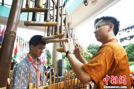 印尼学生表演东爪哇省民间乐器合奏?！√泼蜗?摄