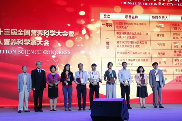 ５、大会颁奖现场。营新　摄影