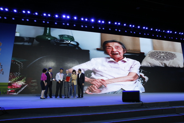 ４、为百岁老人颁奖?！∮隆∩? suffix=